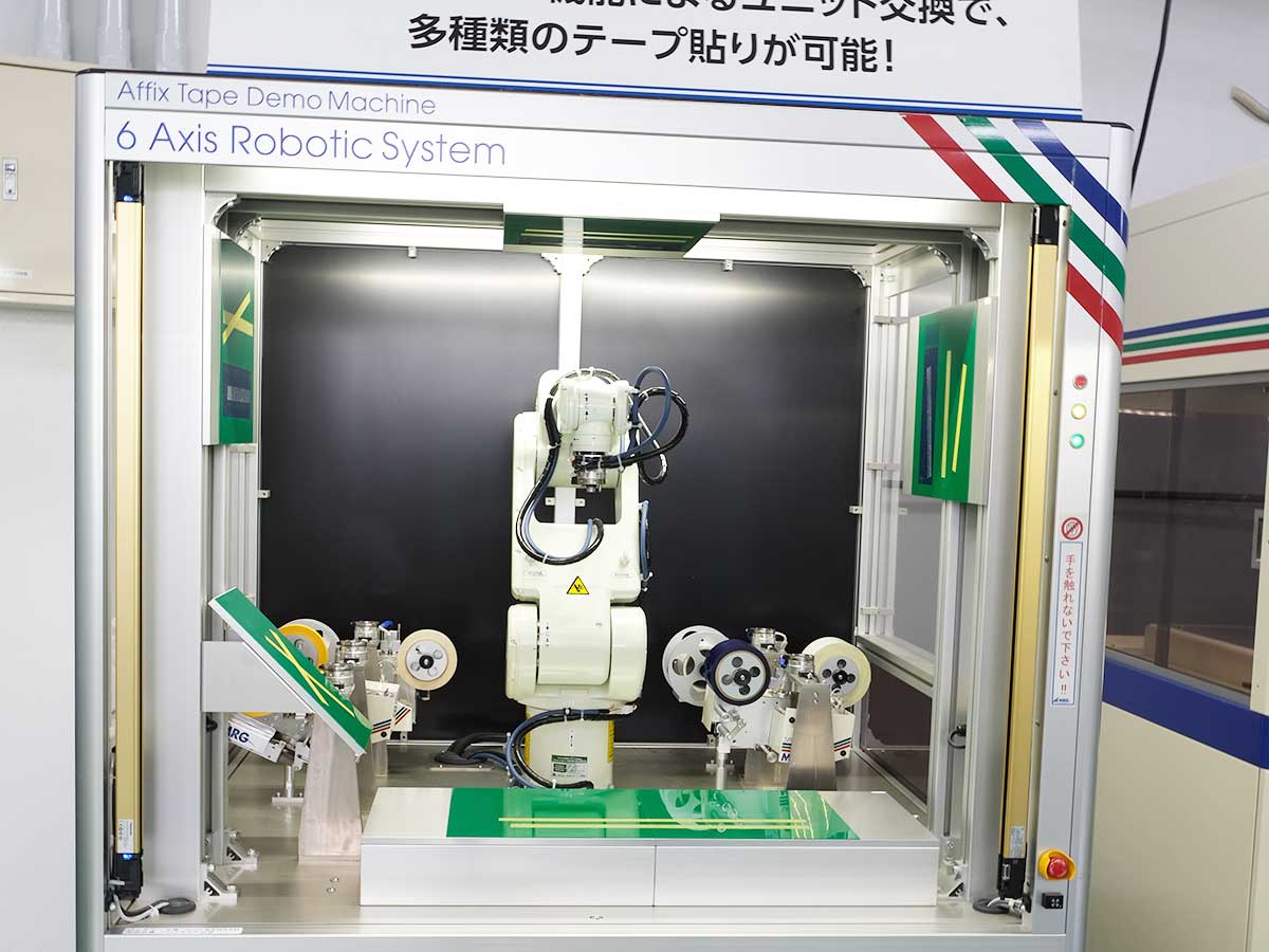 6軸テープ貼りロボットデモ機